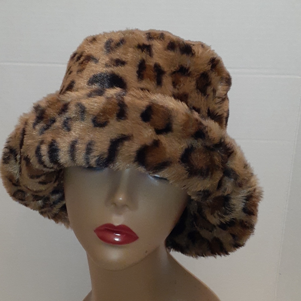 (NWT) FAUX FUR LEOPARD PRINT BUCKET HAT